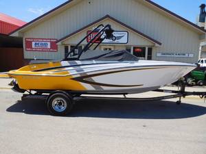 lot 1 image: 2014 Glastron GTS205 SKI WAKE BOAT