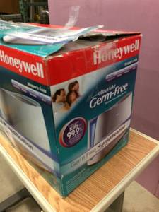 lot 21 image: Honeywell Cool Moisture Germ-Free Humidification - Great Used Condition
