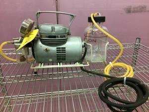 lot 42 image: THOMAS INDUSTRIES MEDI-PUMP PRESSURE SUCTION ASPIRATION VACUUM PUMP COMPRESSOR 150-1 WITH RARE GLASS JAR AND EXTRAS EXCELLENT WORKING CONDITION