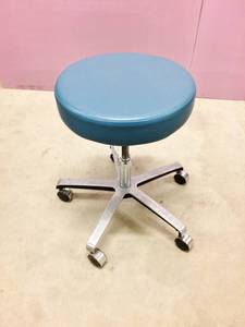 lot 54 image: MIDMARK DOCTORS STOOL - GREAT CONDITION
