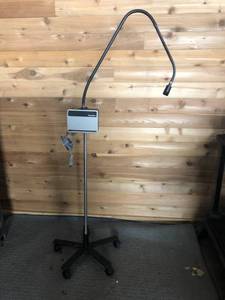 lot 76 image: WOW RETAIL USED $600 WELCH ALLYN PORTABLE EXAM PROCEDURE OBGYN LIGHT 48830 & FOCUSABLE ADJUSTIBLE FIBEROPTIC LAMP LITE PIPE Mounted On Mobile Stand - Excellent Working Condition