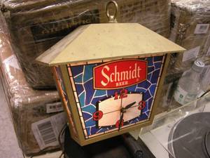 lot 115 image: Vintage Schmidt Beer Light-Up Clock