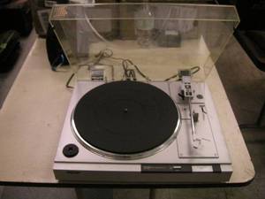 lot 118 image: Sony Turntable