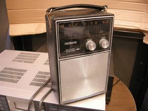 lot 121 image: Vintage Realtone AM BatteryElectric Radio