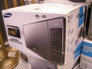 lot 128 image: Samsung Microwave Oven