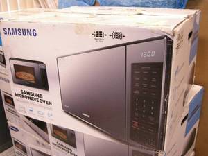 lot 131 image: Samsung Microwave Oven