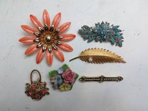 lot 31 image: 6 VINTAGE Brooches