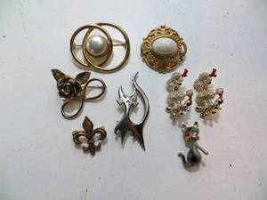 lot 32 image: 8 VINTAGE Brooches
