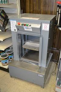 lot 1302 image: Fluid Management Paint Shaker - Harbil PN 36589 - Up to 5 Gallon, Model 5800000