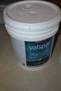 lot 1333 image: 5 Gallon Valspar Medallion Paint & Primer  Eggshell Interior  4400 White, Tintable