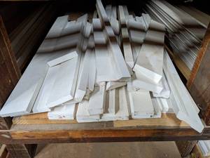 lot 2953 image: Lot of Assorted Pieces of PVC Lumber - Most is Under 4
