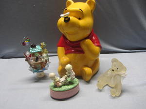 lot 24 image: Pooh Cookie, P.Moments, Noahs Ark