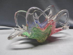 lot 25 image: Art Glass Basket