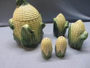 lot 41 image: Vintage Corn Shakers