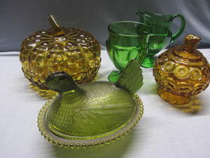 lot 63 image: Nesting Hen, Pumpkin, Cream  Sugar