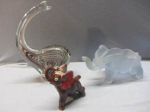 lot 98 image: Vintage Elephants