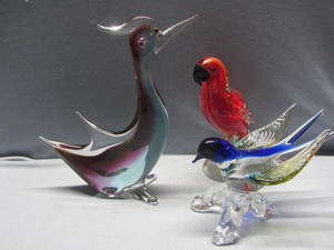 lot 104 image: Art Glass Birds