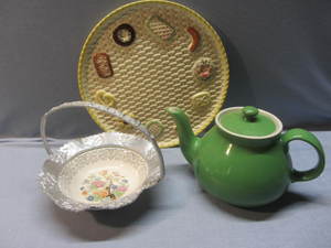 lot 109 image: Hall Teapot, Wedding Bowl, Lefton