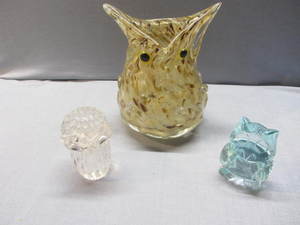lot 122 image: Hand Blown Owl & Paperweights