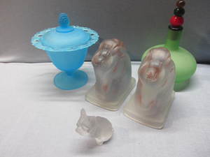 lot 128 image: Book Ends, Barber Bottle, Bulldog