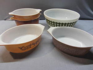 lot 130 image: Pyrex Bowls