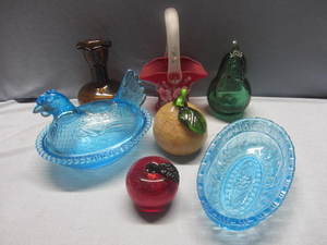 lot 154 image: Nesting Hen, Relish, Paperweights