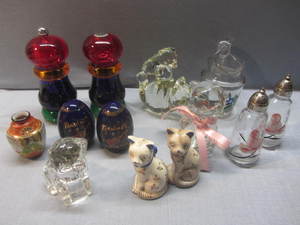 lot 183 image: Shakers, Paperweights, Candy