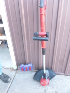 Craftsman 110 volt weed trimmer. Lighlty used. Tested & works. As shown.