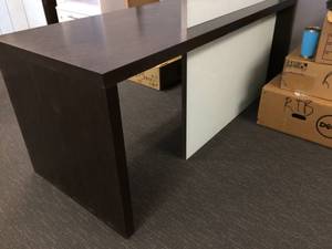 lot 1 image: HIGH QUALITY STEELCASE MODERN & SLEEK MOCHA ESPRESSO & WHITE GLASS RECEPTION DESK - BEAUTIFUL CONDITION WITH FAINT SCRATCHES ETC PLEASE SEE PICTURES