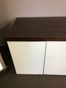 lot 2 image: HIGH QUALITY STEELCASE MODERN & SLEEK MOCHA ESPRESSO & WHITE GLASS CREDENZA CABINET WITH 2 LARGE DRAWERS & SINGLE SHELF STORAGE - GORGEOUS CONDITION