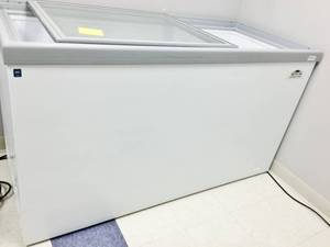 lot 37 image: MSRP $2000 ARTIC AIR ST20G COMMERCIAL GLASS TOP MERCHANDISER NSF JUMBO DISPLAY FREEZER ICE CREAM CHEST - GREAT WORKING CONDITION PLEASE SEE PICTURE ATTACHED FOR SPECIFICATIONS