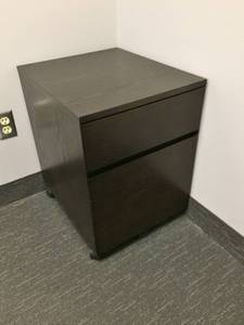 lot 19 image: MSRP $500 HIGH QUALITY STEELCASE&nbspANSWER COLLECTION&nbspMODERN & SLEEK MOCHA ESPRESSO MOBILE 2 DRAWER FILING CABINET - GREAT CONDITION