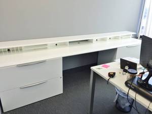 lot 22 image: EXCEPTIONAL QUALITY & RESALE VALUE AWARD WINNING HALCON  HALO SERIES DESIGNER WHITE MULTI-FUNCTIONAL ORGANIZATIONAL EXECUTIVE WORKSTATION - TOP IS REMOVABLE FOR DIFFERENT CONFIGURATIONS - GREAT CONDITION