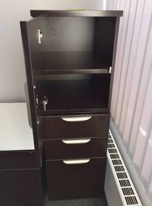 lot 18 image: MSRP $1800&nbspHIGH QUALITY STEELCASE ANSWER COLLECTION &nbspMODERN & SLEEK MOCHA ESPRESSO  LOCKING TOWER 3 DRAWER CABINET WITH KEYS - EXCELLENT CONDITION WITH THE EXCEPTION OF MISSING TOP LOCK - BOTTOM LOCK FOR DRAWERS STILL THERE.