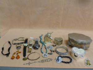 lot 19 image: Jewelry