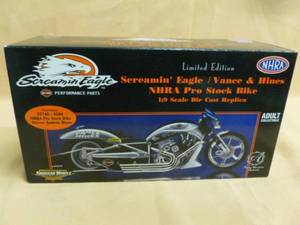 lot 33 image: Ertl Collectibles