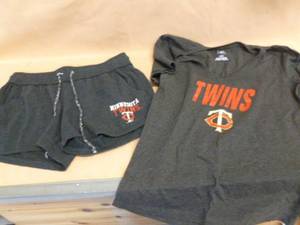 lot 153 image: Minnesota Twins Outfit
