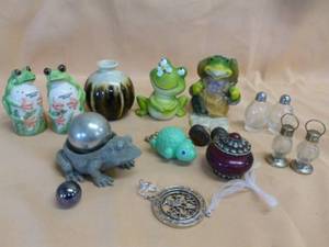 lot 180 image: Frog Decor