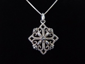 lot 27 image: .925 Sterling Silver Art Nouveau Fleur Pendant Necklace
