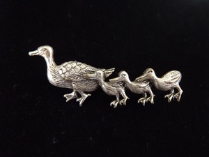 lot 47 image: .925 Sterling Silver Mother Duckling Brooch