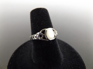 lot 61 image: .925 Sterling Silver Inlayed Mother of Pearl Celtic Knot Ring Size 6.5