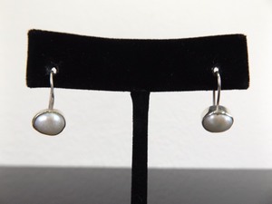 lot 99 image: .925 Sterling Silver Pearl Cabochon Hook Catch Earrings