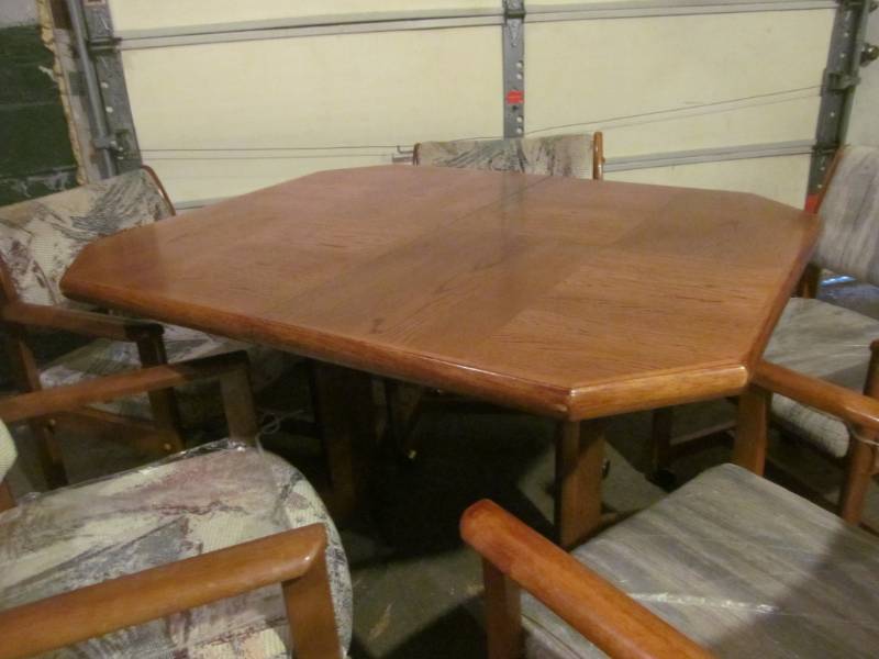 lot 117 image: dining table