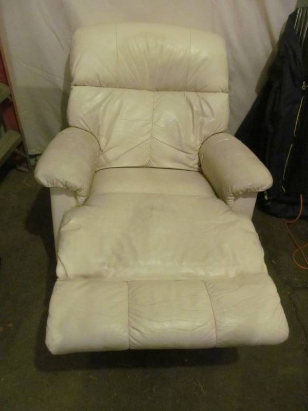 lot 116 image: lazy Boy rocker Recliner