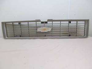 lot 4 image: Vintage Chevrolet pick up grill