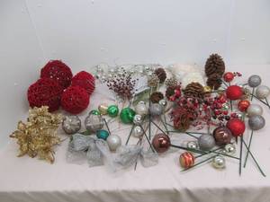 lot 134 image: holiday dcor