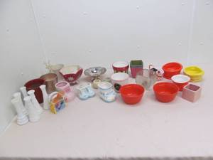 lot 135 image: potsplanters, vases
