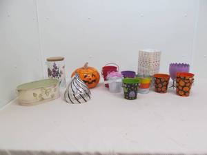 lot 140 image: gift containers