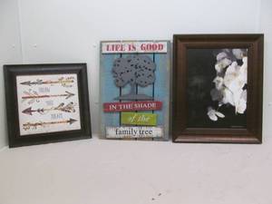 lot 147 image: wall dcor