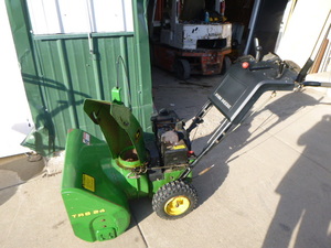 lot 4 image: John Deere Snowblower